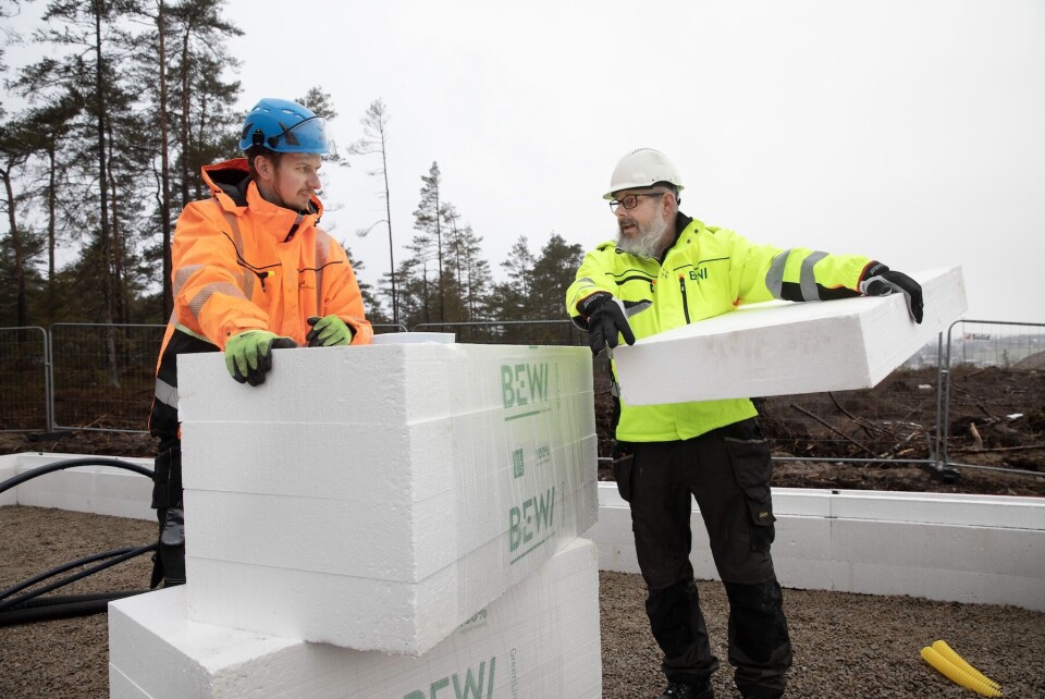 Husbygger Espen Braatnes (til venstre) velger hundre prosent resirkulert EPS med GreenLine fra BEWI. Distriktssjef Frank Lønseth forteller ivrig på byggeplassen. Husbygger Espen Braatnes (til venstre) velger hundre prosent resirkulert EPS med GreenLine fra BEWI. Distriktssjef Frank Lønseth forteller ivrig på byggeplassen.