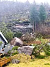 Det har gått et ras ved Dale i Vaksdal i ettermiddag. Større steiner har gjort skade på et uthus. Foto: Vaksdal kommune / NTB