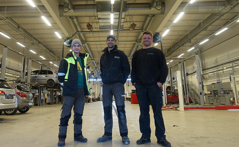 Hos AutoXL i Skien har de ansatte i verkstedhallen fått en mye bedre arbeidshverdag etter at de la lydisolerende plater i taket.