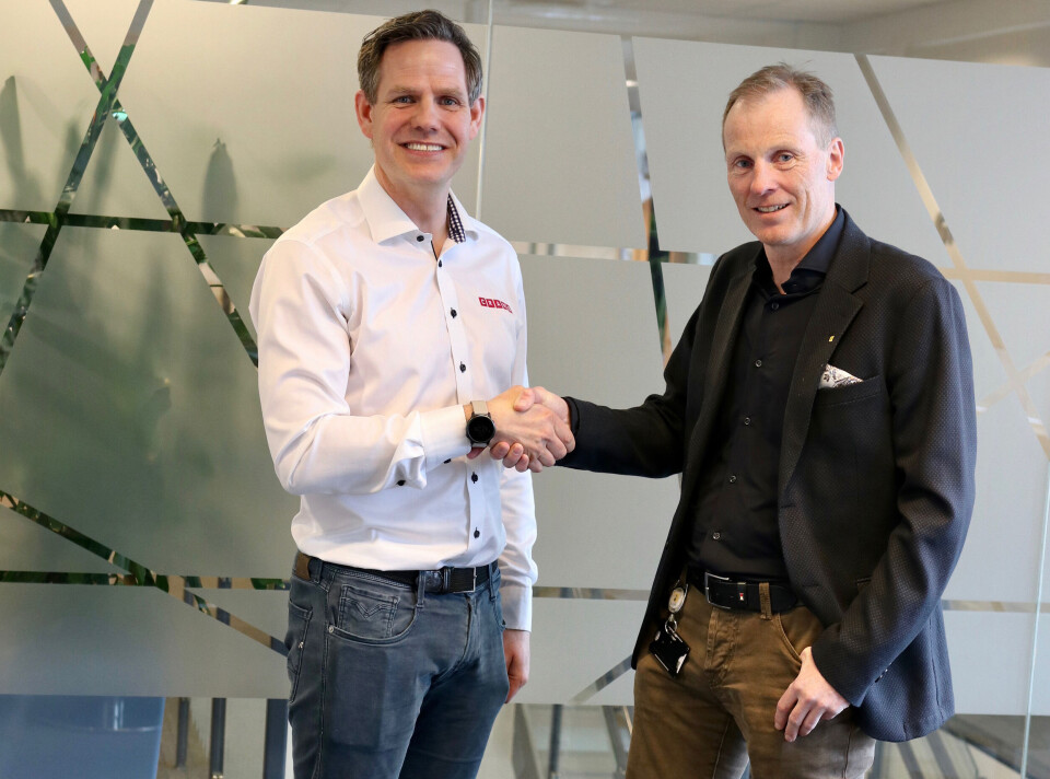 Thomas Astrup, administrerende direktør i Cramo (t.v.), og Eirik Gjesvik, konsernsjef i Backe, under signeringen av avtalen. Foto Cramo Thomas Astrup, administrerende direktør i Cramo (t.v.), og Eirik Gjesvik, konsernsjef i Backe, under signeringen av avtalen. Foto Cramo