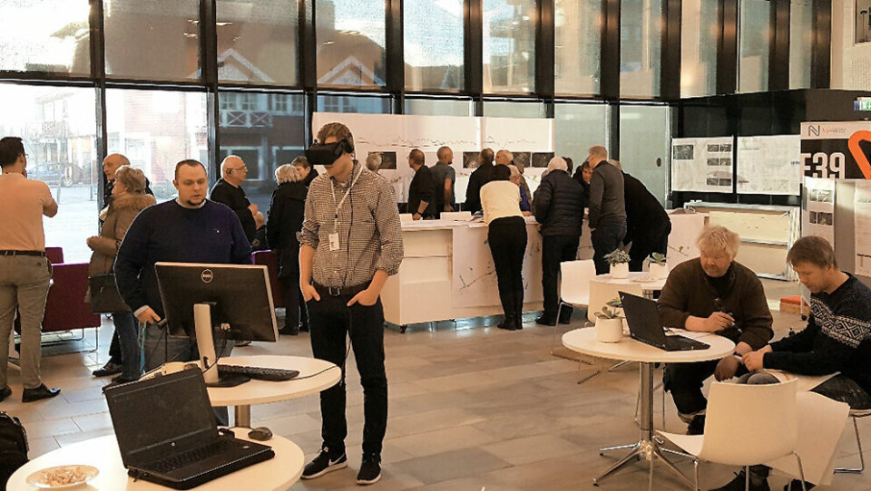 Det var stor interesse fra publikum på det åpent møte i Søgne rådhus. VR-briller ga muligheten for en visuell opplevelse av den nye E39.