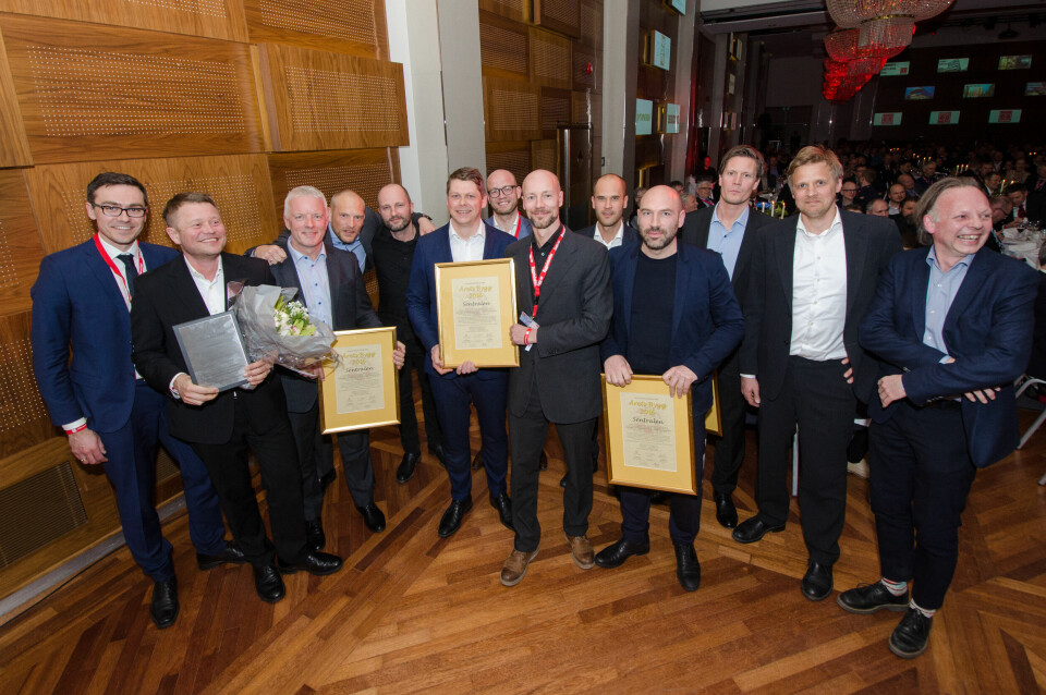 Aktørene bak Sentralen var strålende fornøyd med å vinne Årets Bygg 2016. På bildet: Ståle Brun (AF Gruppen), Martin Eia-Revheim (Sparbankstiftelsen DNB), Jan Myrlund (Fokus Rådgivning), Roy Wara (Fokus Rådgivning), Nils Ole Bae Brandtzæg (Atelier Oslo), Reidar Steine (Fokus Rådgivning), Martin Dietrichson (KIMA arkitektur), Carl Falck (AF Gruppen), Thomas Liu (Atelier Oslo), Jonas Norsted (Atelier Oslo), Nikolai Jansen (AF Gruppen) og Inge Hareide (KIMA arkitektur). Foto: Sindre Sverdrup Strand