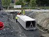 Installering av ein 52 kubikkmeter stor fordrøyingstank for oppsamling av vatn frå dei ulike delane av handteringssystemet for overvatn rundt ZEB-laboratoriet i Trondheim. Foto: Klima 2050