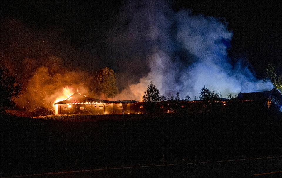 Låven det brøt ut brann i, ligger i Homledalsvegen i Nannestad kommune.
