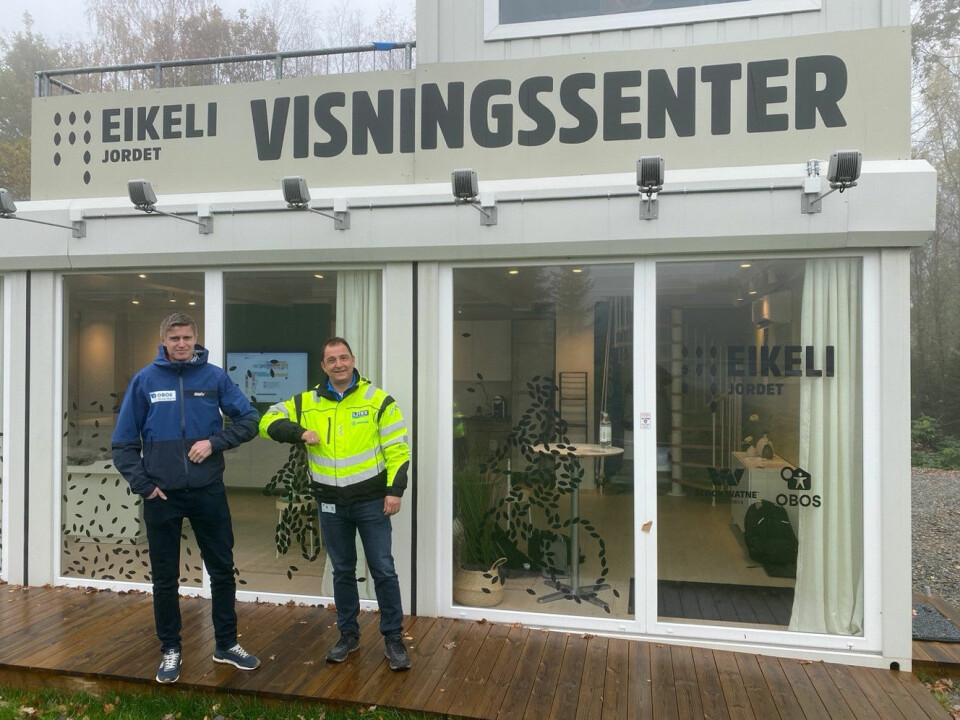 Lars Teppen, prosjektleder OBW (tv) og Bjørn Håkonsen (Litex) mener at samarbeidet fungerer meget godt. Her tar de en korrekt koronahilsen foran visningssenteret ved Eikelijordet. Klikk for større versjon