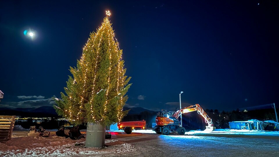 Tente lys i juletreet. Foto: Skanska