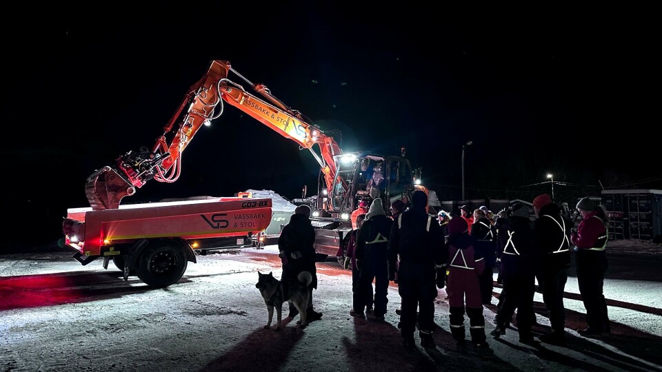 Barna fikk også se en stor gravemaskin under julegrantenningen med Skanskas maskinførere til stede som viste og passet på. Foto: Skanska