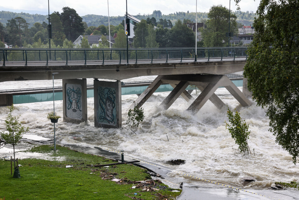 Hønefoss bru var stengt etter ekstremværet. Hønefoss bru var stengt etter ekstremværet. Foto: Geir Olsen / NTB