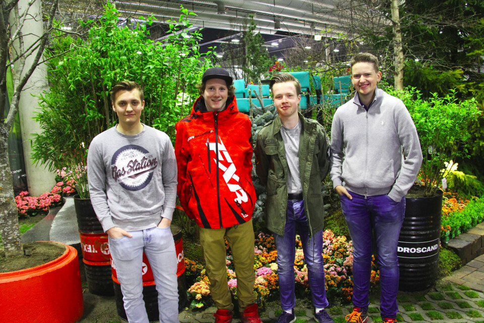 Anleggsgartnerelever fra Hvam videregående skole var med og bygde den store visningshagen i Naml-regi på Hagemessen. Foto Madeleine Bergheim.