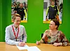 Markedskontakt Lars Martin Vik i NAV Vestre Aker og HR-direktør Henriette Hall-Eriksen i Ramirent Norge signerer den nye samarbeidsavtalen. Foto: Ramirent Norge