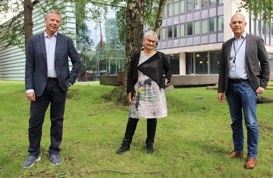 Styreleder i EBAO (fra venstre) Asle Randen, juryleder Hanne Rønneberg og direktør i EBA O, Ole Henrik Ystehede lanserte 'Byggenæringens Klimapris' før sommeren. Nå er de spente på søknader og nominasjoner. Styreleder i EBAO (fra venstre) Asle Randen, juryleder Hanne Rønneberg og direktør i EBA O, Ole Henrik Ystehede lanserte 'Byggenæringens Klimapris' før sommeren. Nå er de spente på søknader og nominasjoner.