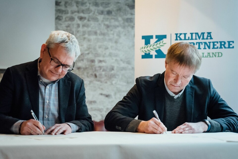 Kjell Einar Knudsen fra Sweco og Kjell Kvingedal fra Miljøvern- og klimaavdelingen ved Fylkesmannen i Hordaland skriver under Klimapartner-avtalen.