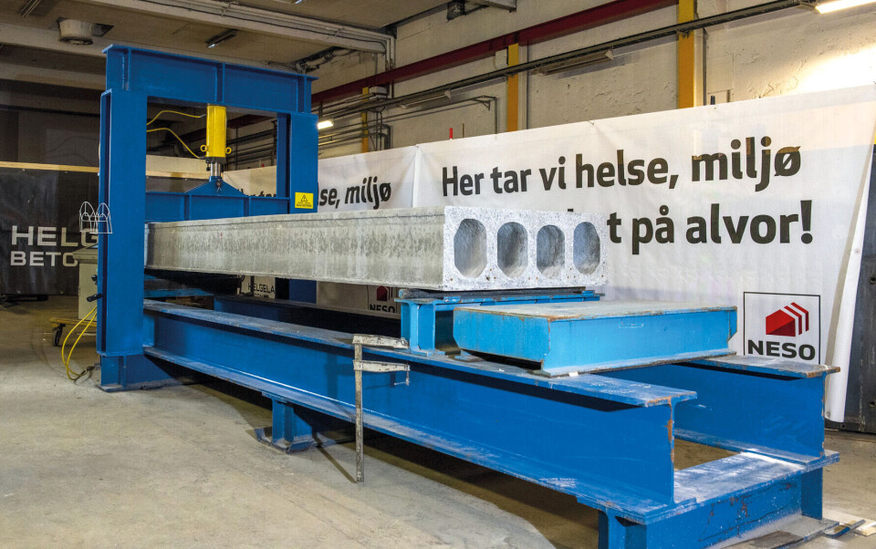 Helgeland Betong tester hulldekkekonstruksjoner med hydraulisk trykkpresse som er tilkoblet en programvarestyrt kompressor. Helgeland Betong tester hulldekkekonstruksjoner med hydraulisk trykkpresse som er tilkoblet en programvarestyrt kompressor. Foto: Tonje Vonstad, TV Klipp.