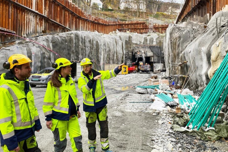 Marit og Tobias ute sammen med sine BAS Jarl Våge og får her en oppdatering på arbeidet. Klikk for større versjon