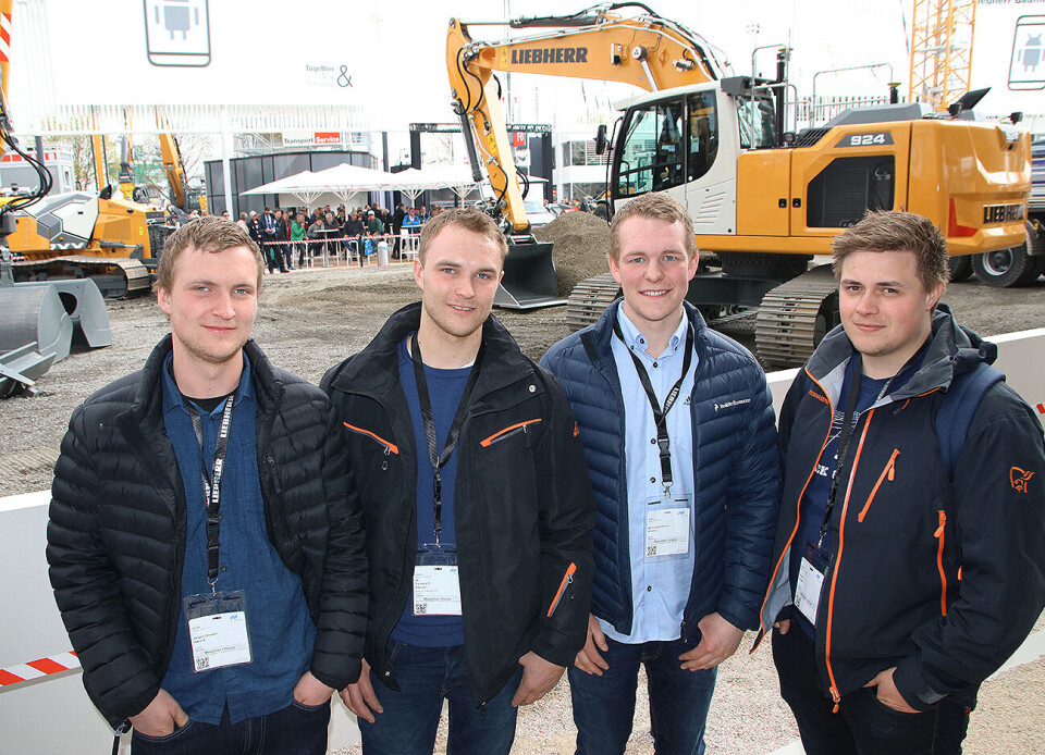 Jørgen Olavsson Hæreid (f.v.), Torstein Olavsson Hæreid, Marius Midtun og Henrik Libekk Høgberg var fornøyd med hva de fikk se hos Liebherr.