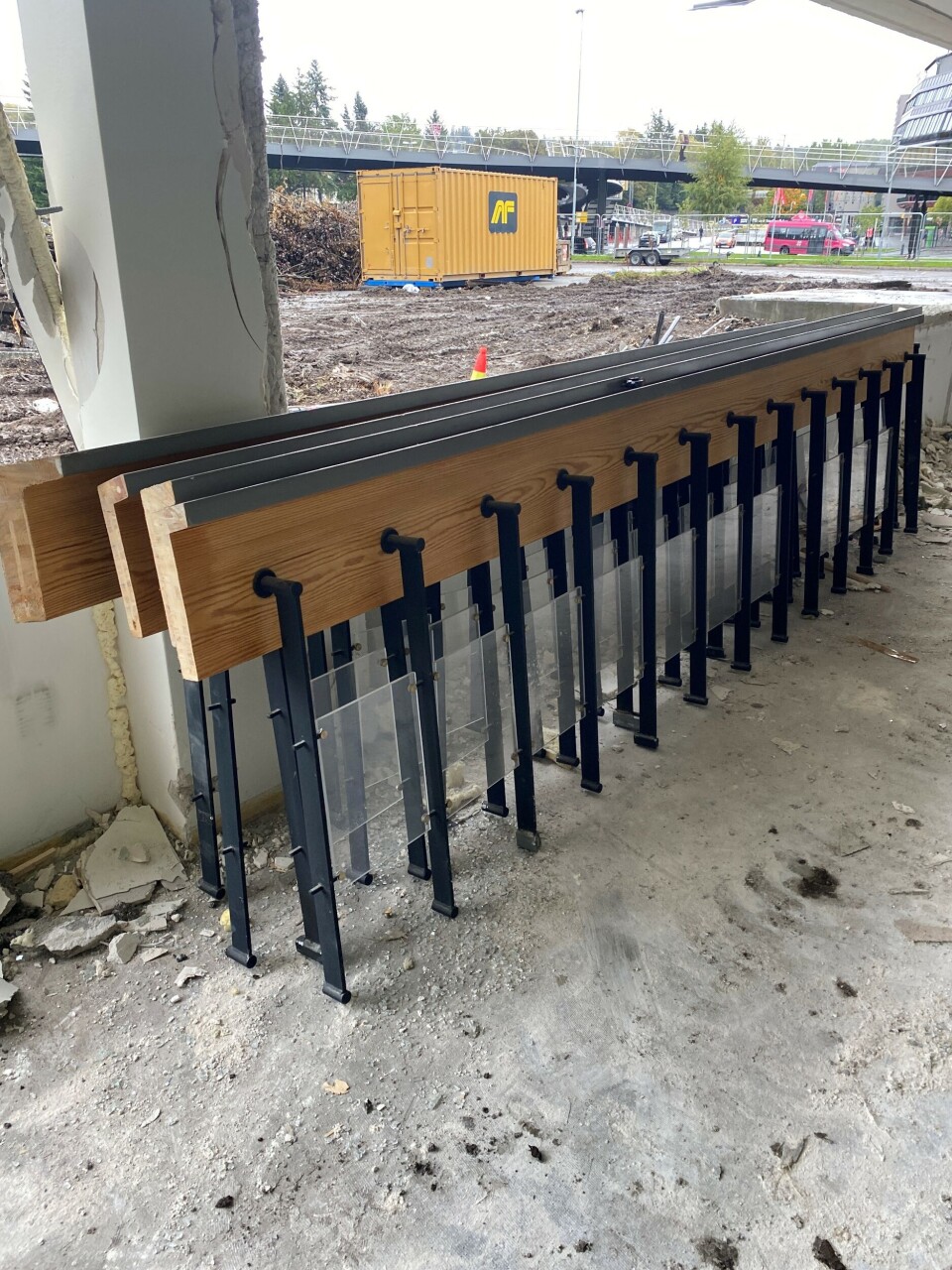 AF Decom har utarbeidet en liste med suksesskriterier for å lykkes med ombruk i riveprosjekter. Disse bildene er fra rivingen av NGI-bygget på Ullevål i Oslo. Foto: AF Decom