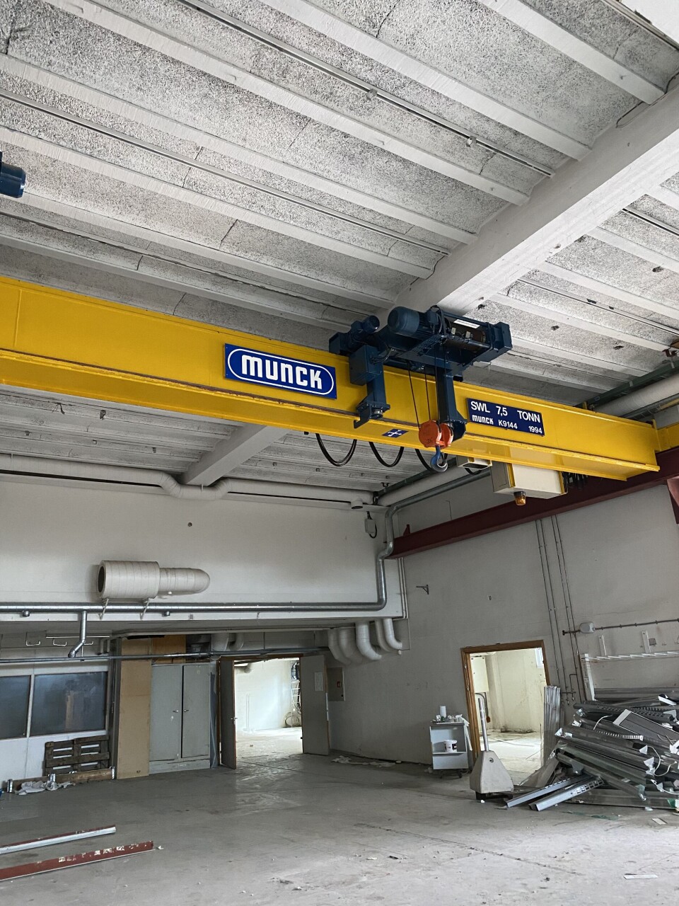 AF Decom har utarbeidet en liste med suksesskriterier for å lykkes med ombruk i riveprosjekter. Disse bildene er fra rivingen av NGI-bygget på Ullevål i Oslo. Foto: AF Decom