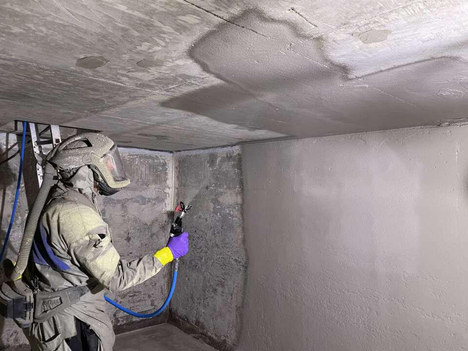 . I januar gjennomførte Gjøco, Opticon Solutions og Norske Skog Saugbrugs, det første fullskala testprosjektet med den nye epoksysparkelen. Sparkelen kan sprøytes jevnt på vertikale flater uten at den siger eller drypper. . I januar gjennomførte Gjøco, Opticon Solutions og Norske Skog Saugbrugs, det første fullskala testprosjektet med den nye epoksysparkelen. Sparkelen kan sprøytes jevnt på vertikale flater uten at den siger eller drypper.