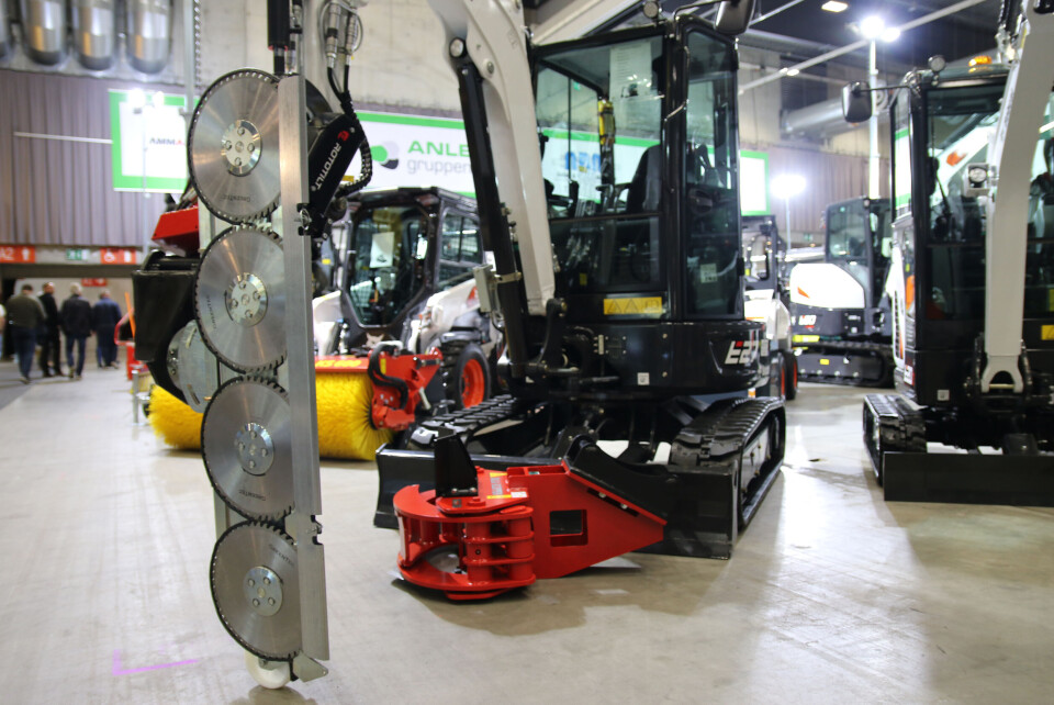 Under Vei og Anlegg har maskin og utstyrsleverandørene Anleggsgruppen og ABM stilt ut en Bobcat E27 som er utstyrt med en grenklipper. Under Vei og Anlegg har maskin og utstyrsleverandørene Anleggsgruppen og ABM stilt ut en Bobcat E27 som er utstyrt med en grenklipper.