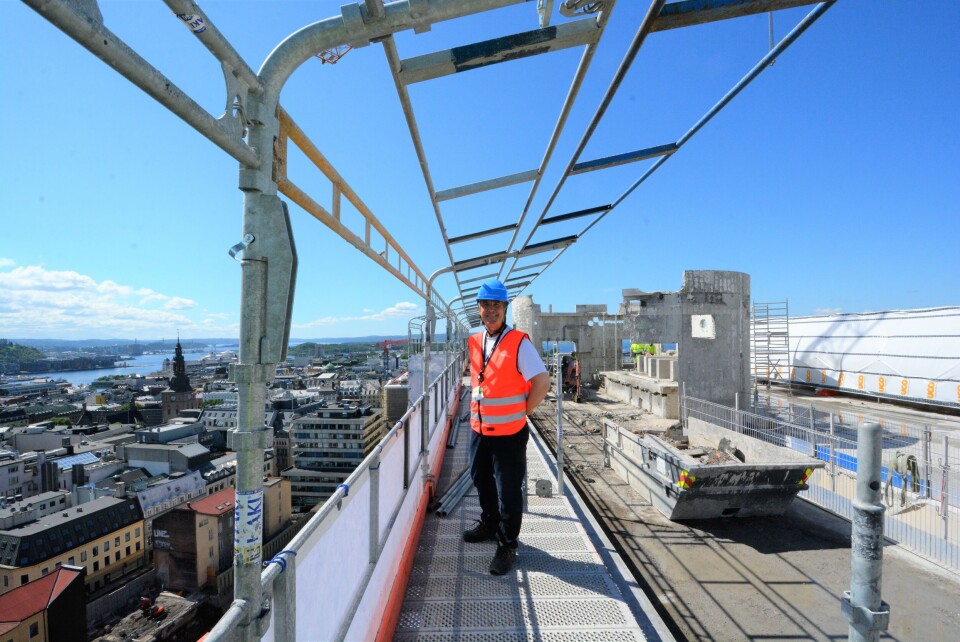 Pål Weiby i Statsbygg forteller at rehabiliteringen av Høyblokka er i full gang.