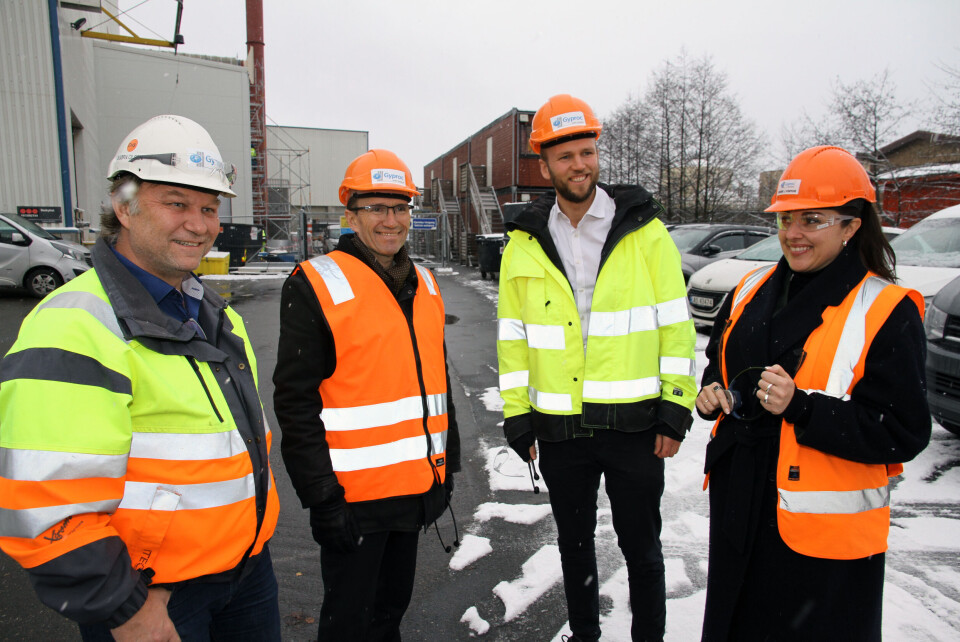 Tirsdag presenterte gipsfabrikken Gyproc omstillingen fra LNG til vannkraft for klima- og miljøminister Espen Barth Eide. Fra venstre fabrikksjef Bjørn Olsen, Espen Barth Eide, kategorileder Tom Tegnander og Fredrikstad-ordfører Siri Martinsen (Ap). Tirsdag presenterte gipsfabrikken Gyproc omstillingen fra LNG til vannkraft for klima- og miljøminister Espen Barth Eide. Fra venstre fabrikksjef Bjørn Olsen, Espen Barth Eide, kategorileder Tom Tegnander og Fredrikstad-ordfører Siri Martinsen (Ap).