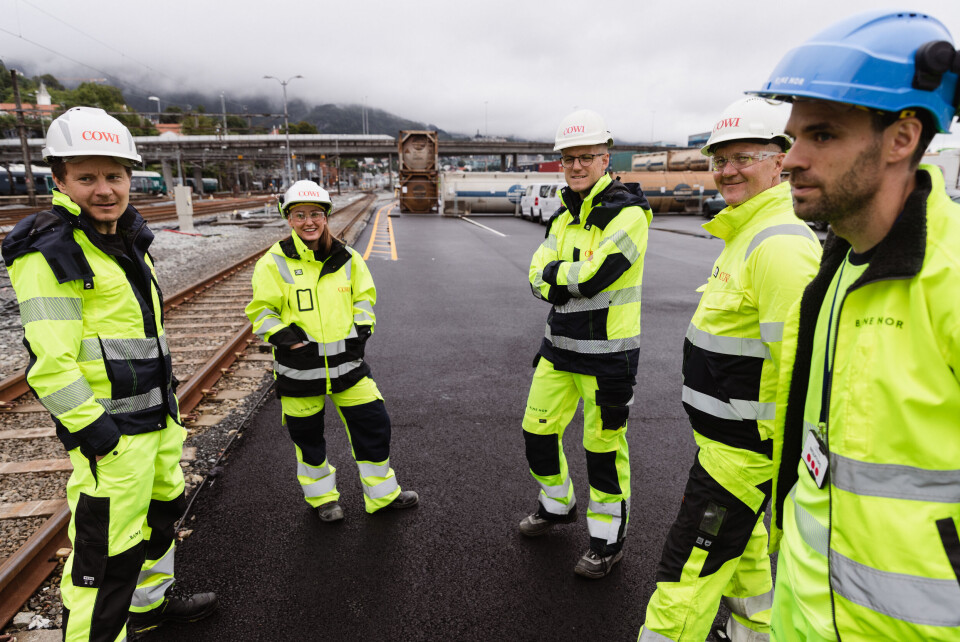 Denne godsterminalen kan alene kutte 40.000 trailere mellom Oslo og Bergen. Fra venstre, Jon Eivind Abrahamsen, Stine Erstad Hestetræet, Marius Ertshus Mathisen og Andreas Ovedal (alle fra COWI) og Eivind Farestveit Larsen prosjektsjef i Bane NOR. Denne godsterminalen kan alene kutte 40.000 trailere mellom Oslo og Bergen. Fra venstre, Jon Eivind Abrahamsen, Stine Erstad Hestetræet, Marius Ertshus Mathisen og Andreas Ovedal (alle fra COWI) og Eivind Farestveit Larsen prosjektsjef i Bane NOR. Foto: Nils-Roe Fjørtoft