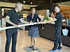 Regionsdirektør Atle Bakke i Mestergruppen (fra venstre), varaordfører i Bærum, Siw Wikan, og avdelingsleder på XL-Bygg Grini, Henrik Lange. Foto: Mestergruppen
