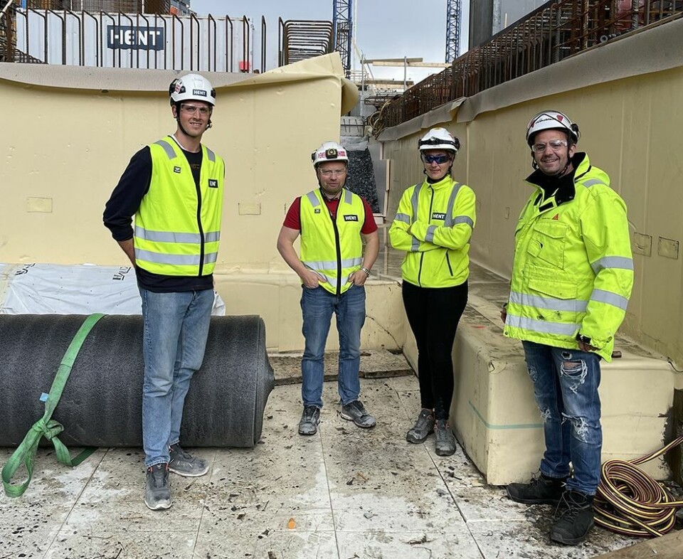 Fra venstre: Tomas Holmestad, anleggsleder Arvid Nordtømme og arbeidsleder Kristine Bandgren fra HENT, og salgsingeniør Magne N. Mørch fra Sika. Fra venstre: Tomas Holmestad, anleggsleder Arvid Nordtømme og arbeidsleder Kristine Bandgren fra HENT, og salgsingeniør Magne N. Mørch fra Sika.