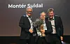Årets Montér - f.v. kommersiell direktør i Optimera, Ole-Jørgen Moe, daglig leder hos Montér Suldal, Hallvard Finnvik og regionsjef vest hos Montér, Henning Forsberg. Foto: Optimera