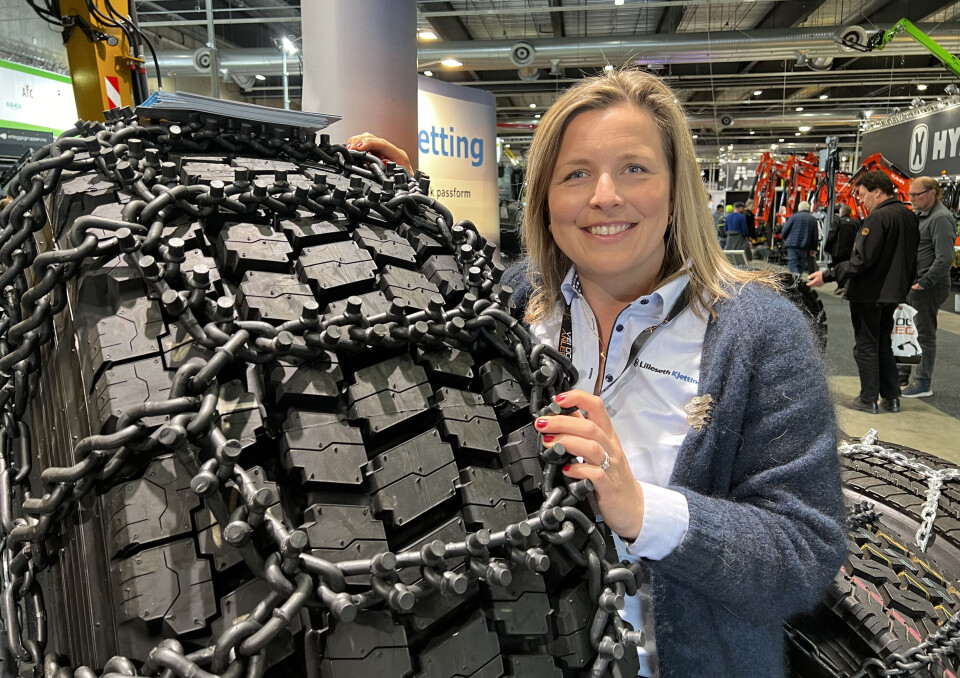 Stine Lilleseth, markedssjef og tredje generasjons eier i Lilleseth kjetting synes det er viktig å møte kunder og forhandlere på Vei og Anlegg. Stine Lilleseth, markedssjef og tredje generasjons eier i Lilleseth kjetting synes det er viktig å møte kunder og forhandlere på Vei og Anlegg. Foto: Svanhild Blakstad