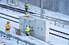 Follobanen måtte stenges etter problemer på det elektriske anlegget. Her jobbes det utenfor Blixtunellen på Follobanen mandag. Foto: Terje Pedersen / NTB