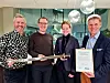 Thorbjørn Faber Geirbo fra Henning Larsen (fra venstre), Ronny Krsitiansen fra Rambøll Management Consulting og Mari Olea Lie fra Kommunal- og moderniseringsdepartementet tok imot bærekraftprisen, som ble delt ut av Ole-Petter Thunes, administrerende direktør i Rambøll Norge. Foto: Rambøll