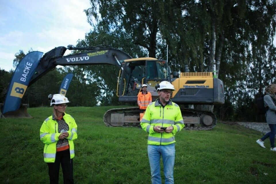 Asker-ordfører Lene Conradi og administrerende direktør i Backe Stor-Oslo, Arne Landmark, tok første spadetak på Risenga ishall i Asker. Foto: Asker kommune