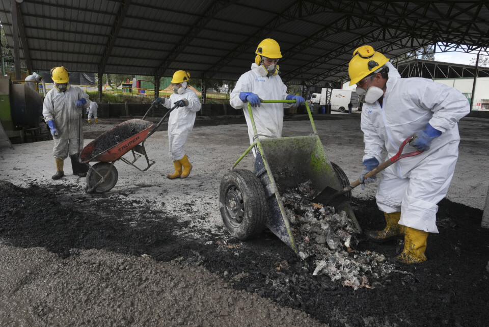 På dette anlegget i Ecuador brukes konfiskert kokain sammen med diverse avfall som tilsetningsstoff i betong. På dette anlegget i Ecuador brukes konfiskert kokain sammen med diverse avfall som tilsetningsstoff i betong. Foto: AP Photo/Dolores Ochoa
