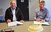 Fredag kunne daglig leder Harald Even Fosse i Fosse Maskin og Transport (t.v), og avdelingsdirektør Svenn Finden i Statens vegvesen, signere kontrakten.
