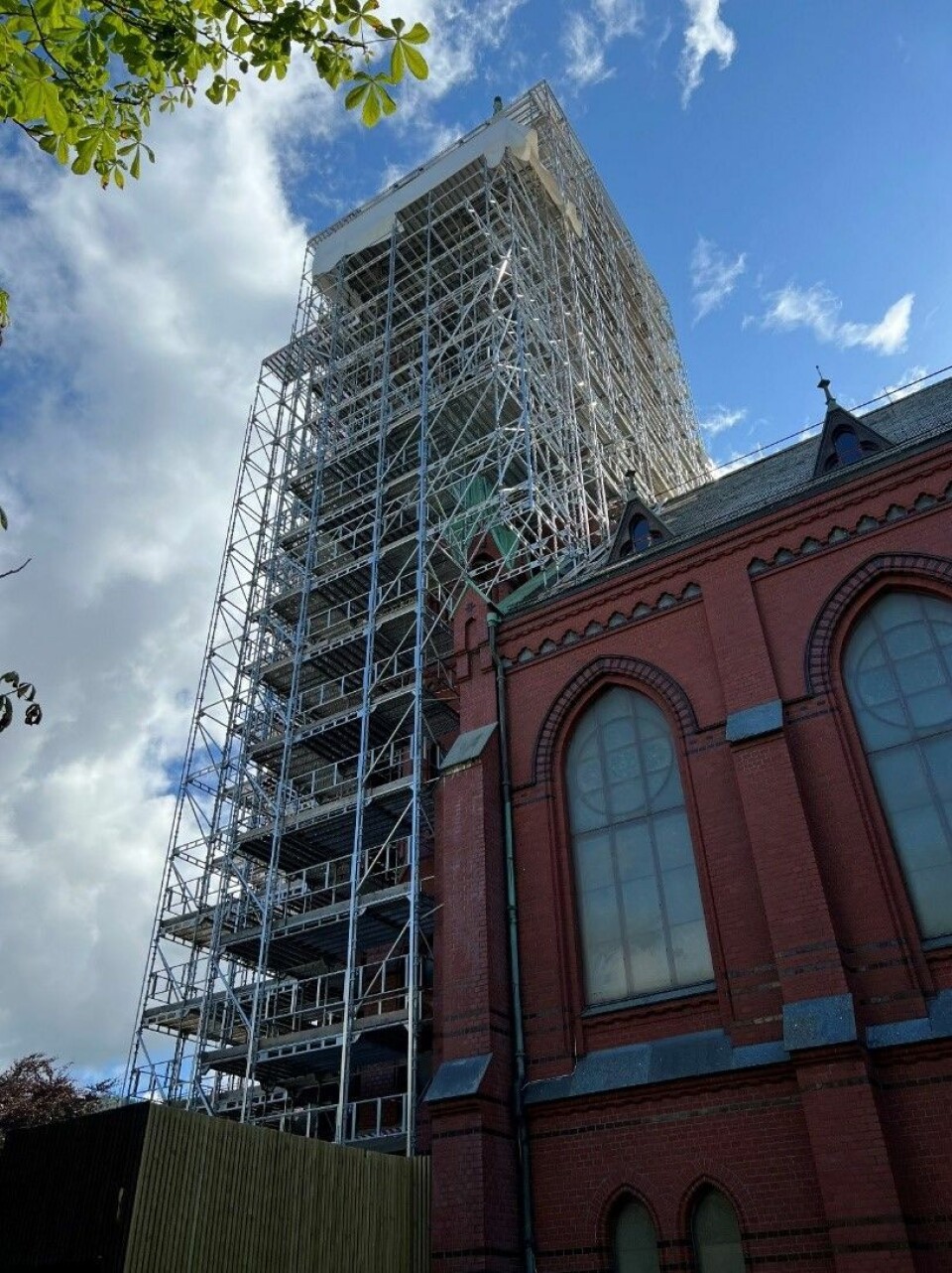 HAKI satsing i vest har gitt resultater, her fra den pågående renovasjonen av Johanneskirken i Bergen. Med det nye lageret legger HAKI til rette for ytterligere vekst i landsdelen. HAKI satsing i vest har gitt resultater, her fra den pågående renovasjonen av Johanneskirken i Bergen. Med det nye lageret legger HAKI til rette for ytterligere vekst i landsdelen. Foto: Bergen Stillas