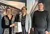Sweco har signert samarbeidsavtale med Madaster. Fra venstre daglig leder Marie Drange i Madaster, bærekraftsdirektør Merete Saugestad og gruppeleder Daniel Adolfsson i Sweco. Foto: Ellen Høvik