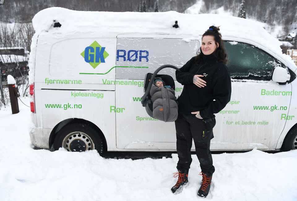Silje Katrine Høva Johansen på besøk på jobben med lille Konrad på to måneder. Silje Katrine Høva Johansen på besøk på jobben med lille Konrad på to måneder. Foto: Einar Almehagen, Gudbrandsdølen Dagningen