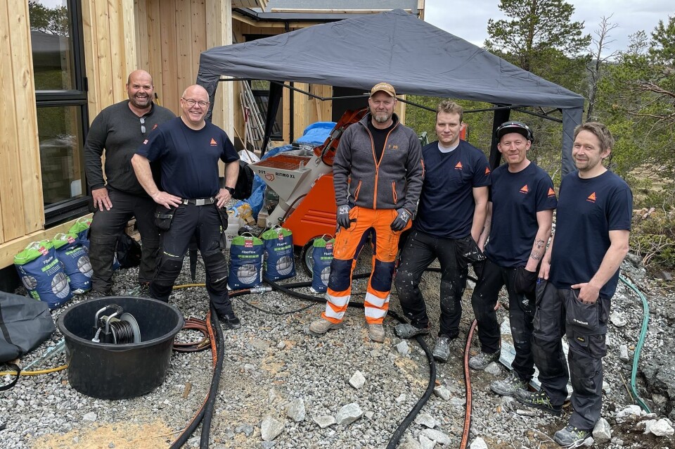 Børge Andersen (f.v.) og Frode Olaisen fra Sika, Pete Ternsten Jr (NPS), Raitis Berzins, Per Roger Bekken og Stian Svenning fra Malermester Jan Larsen AS. Børge Andersen (f.v.) og Frode Olaisen fra Sika, Pete Ternsten Jr (NPS), Raitis Berzins, Per Roger Bekken og Stian Svenning fra Malermester Jan Larsen AS.