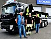 - Gratulerer med Sørlandets første helelektriske tunge anleggslastebil, sier salgssjef Tom Jarlsby fra Volvo – forhandleren Trucknor Kristiansand til sjåfør Anders Ramsland ( i midten) og daglig leder hos Agder Massetransport, Frank Ilebekk (til høyre). Foto: Volvo Maskin