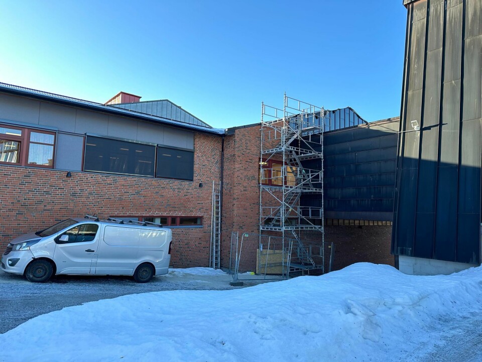 Entreprenør er på plass på Stovner VGS for å tette taket etter lekkasje. Foto: Marius Lysø