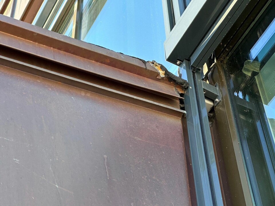 Her var det lekkasje på Stovner VGS i fjor. Nå er det lagt papp på taket for å hindre at nedbør finner veien inn på skolen. Foto: Marius Lysø