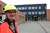 – Vi er bra i rute, sier prosjektleder Geir Storsletten i Veidekke Bygg. I bakgrunnen ser vi det ferdigstilte nybygget som knytter sammen eksisterende bygningsmasse ved Raufoss videregående skole. Foto: Ådne Homleid
