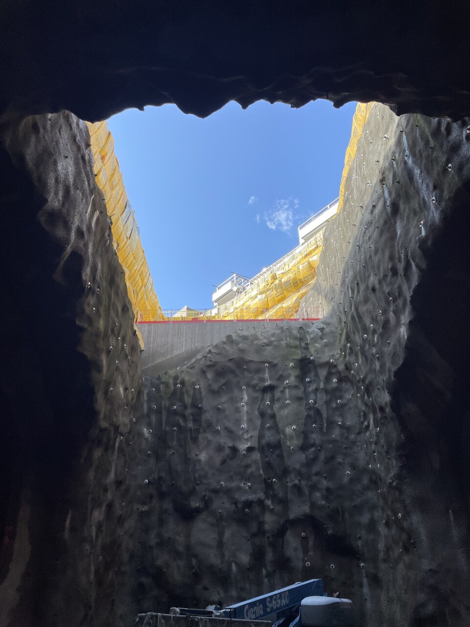 Ser lyset: Sjakta ved Norwegian-bygget. Her kommer Fornebuporten stasjon til å stå. Klikk for større versjon Ser lyset: Sjakta ved Norwegian-bygget. Her kommer Fornebuporten stasjon til å stå.