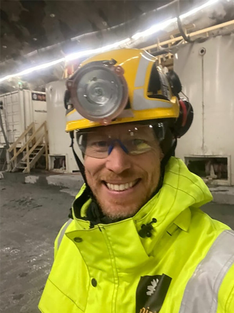 Miljøsjef på K2D, Jostein Kjørstad. Man kan se renseanlegget til K2D i bakgrunnen. Klikk for større versjon Miljøsjef på K2D, Jostein Kjørstad. Man kan se renseanlegget til K2D i bakgrunnen.