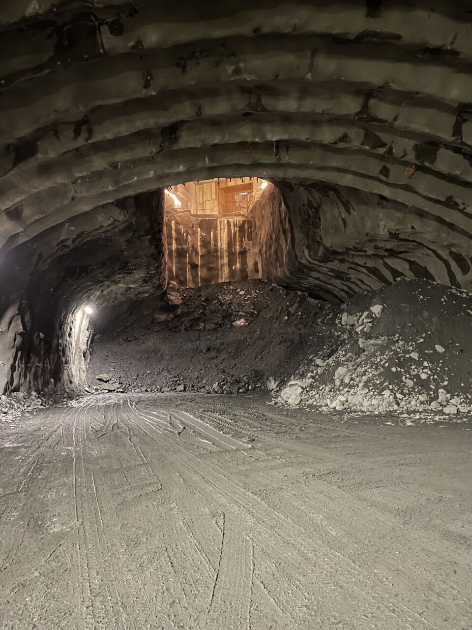 En utfordrende operasjon: Sjakta ved Aker-bygget. Klikk for større versjon En utfordrende operasjon: Sjakta ved Aker-bygget.