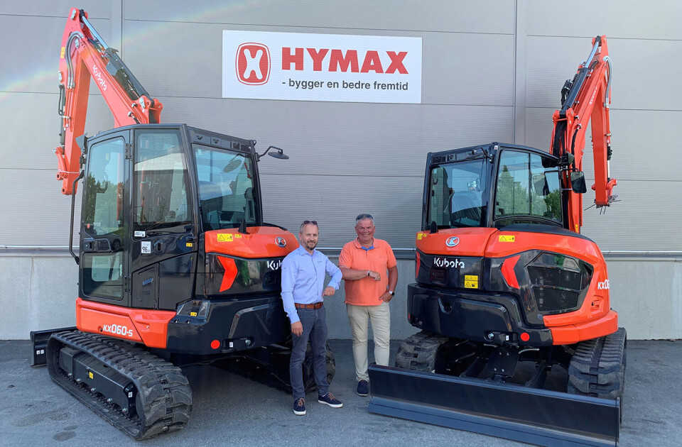 Torgeir Nustadhaugen i (t.v.) ved overlevering av to Kubota KX060 til Jone Ølberg i Naboen AS. Torgeir Nustadhaugen i Hymax (t.v.) ved overlevering av to Kubota KX060 til Jone Ølberg i Naboen AS. Foto: Hymax