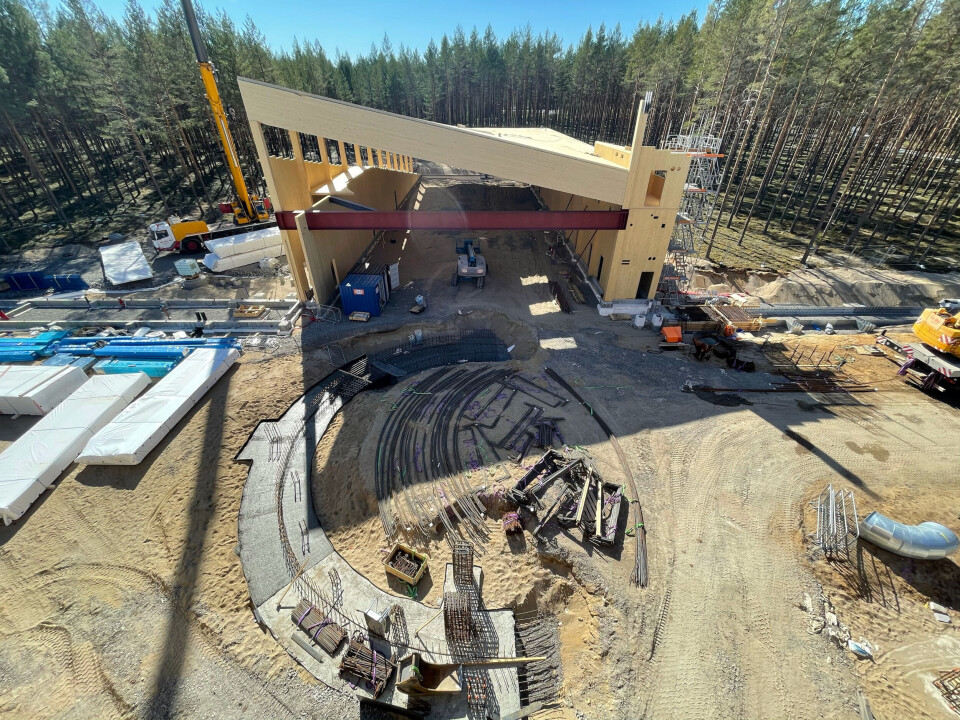 Møbelfabrikken The Plus består av fire fløyer som bygges i massivtre. Her pågår montasje av fløy nr. 2 – Wood Factory. I midten er fundamentene til det som skal bli et atrium som binder de fire fløyene sammen. Til venstre i bildet forberedes CLT-montasjen for fløy nr. 3 – Warehouse, og til høyre forskales fundamentene til den fjerde fløyen Assembly. Foto: ØM Fjeld/Edward Aas