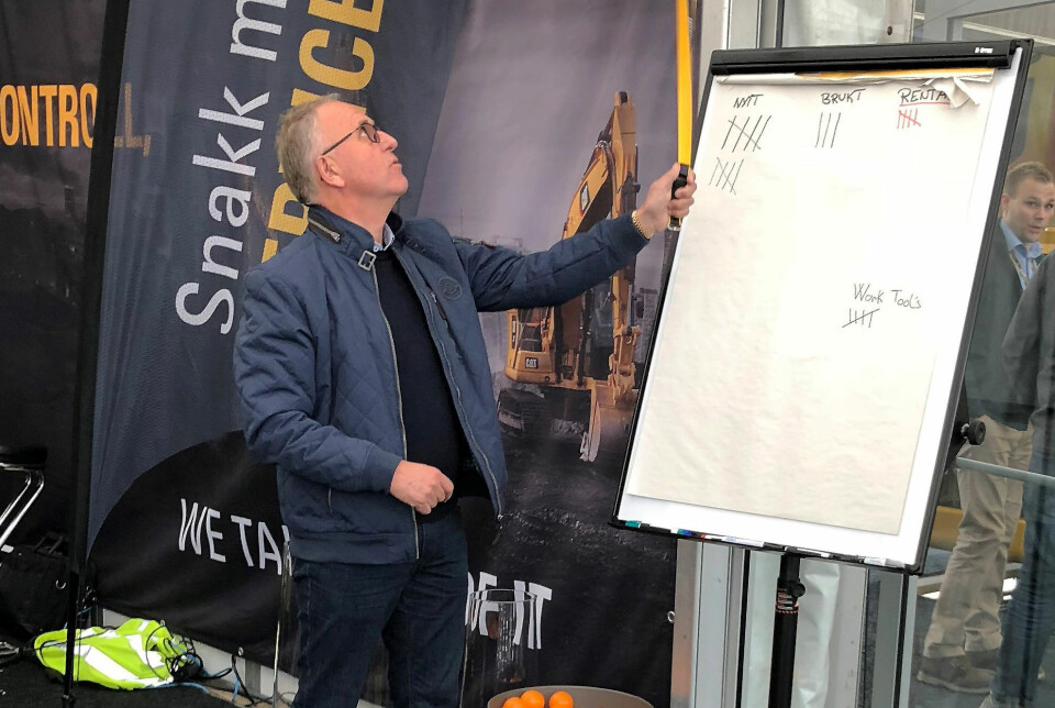 Olav Stangeland slår 21 slag i klokka på CAT-standen.