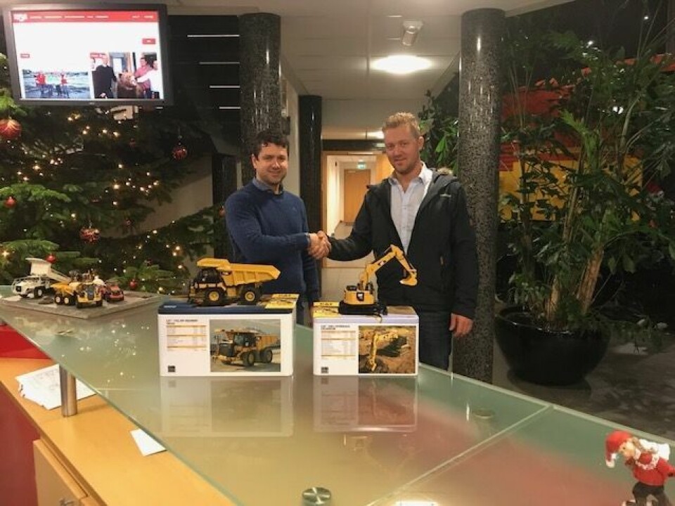 Kjetil Friestad i Risa Service (til venstre) og Pon-selger i Rogaland, Kjell Vidar Hamre. Foto: Pon Equipment